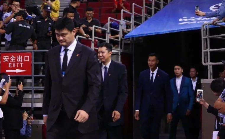 姚明在nba为什么队伍(带队成绩不如信兰成的姚明，为何连任中国篮协主席？国内无能人吗)