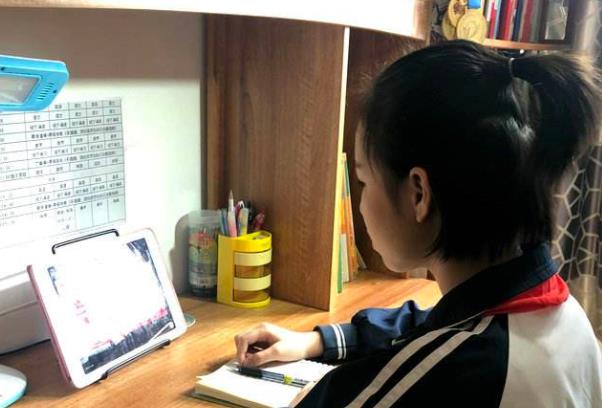 网课可以自设“背景图”，学生假装自己在国外上课，老师忍俊不禁