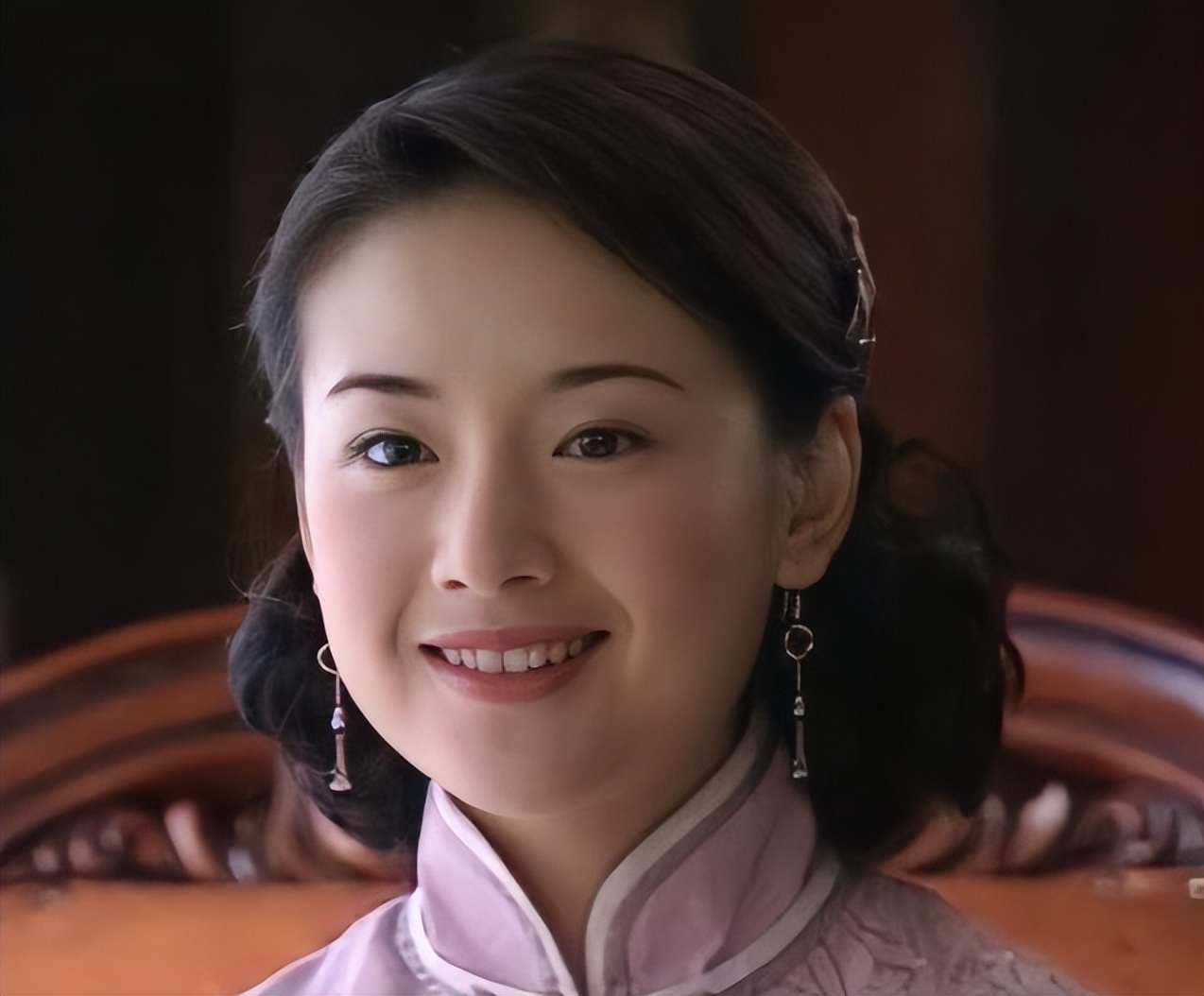 婚后的**发型:自从清秋把头发剪短后,她的这枚蝴蝶发夹除了大婚的那天