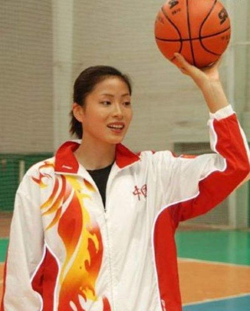 女篮李昕(李昕:曾是女篮外线的王牌,与巩晓彬恋爱九年无果,53岁仍然