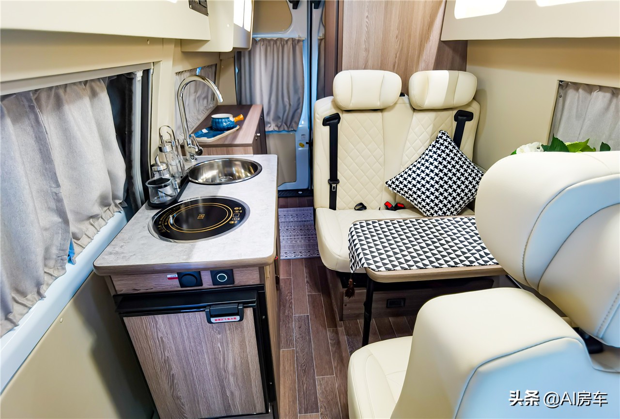 代步,旅行用途多,动力还强,适合小两口的高颜值福特商旅房车