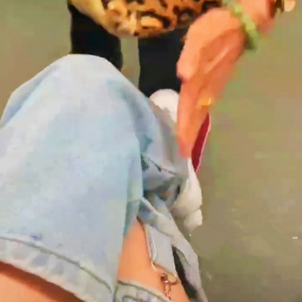 广东：好坐地铁，因穿着被大妈训斥一路，说到兴起时还连拍带打