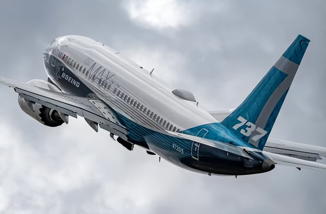 一架波音737客机骤降2000多米,乘客当场吓哭