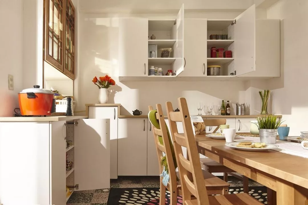 宜家改造8㎡餐厅,容下全家九口人!伸缩餐桌,大餐柜,收纳多5倍