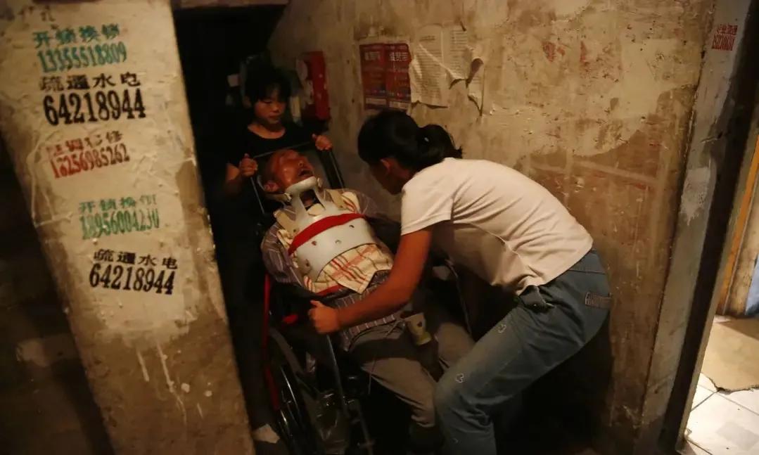 河南15岁女孩街头扮牛让人骑，每次收费5元，背后的故事感动网友