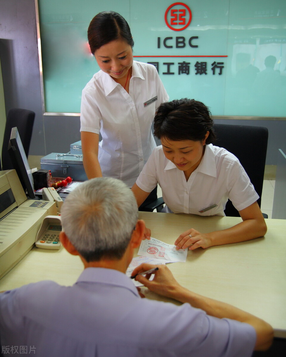 为什么银行工作人员帮你开通手机银行时这么热情？原因是什么？