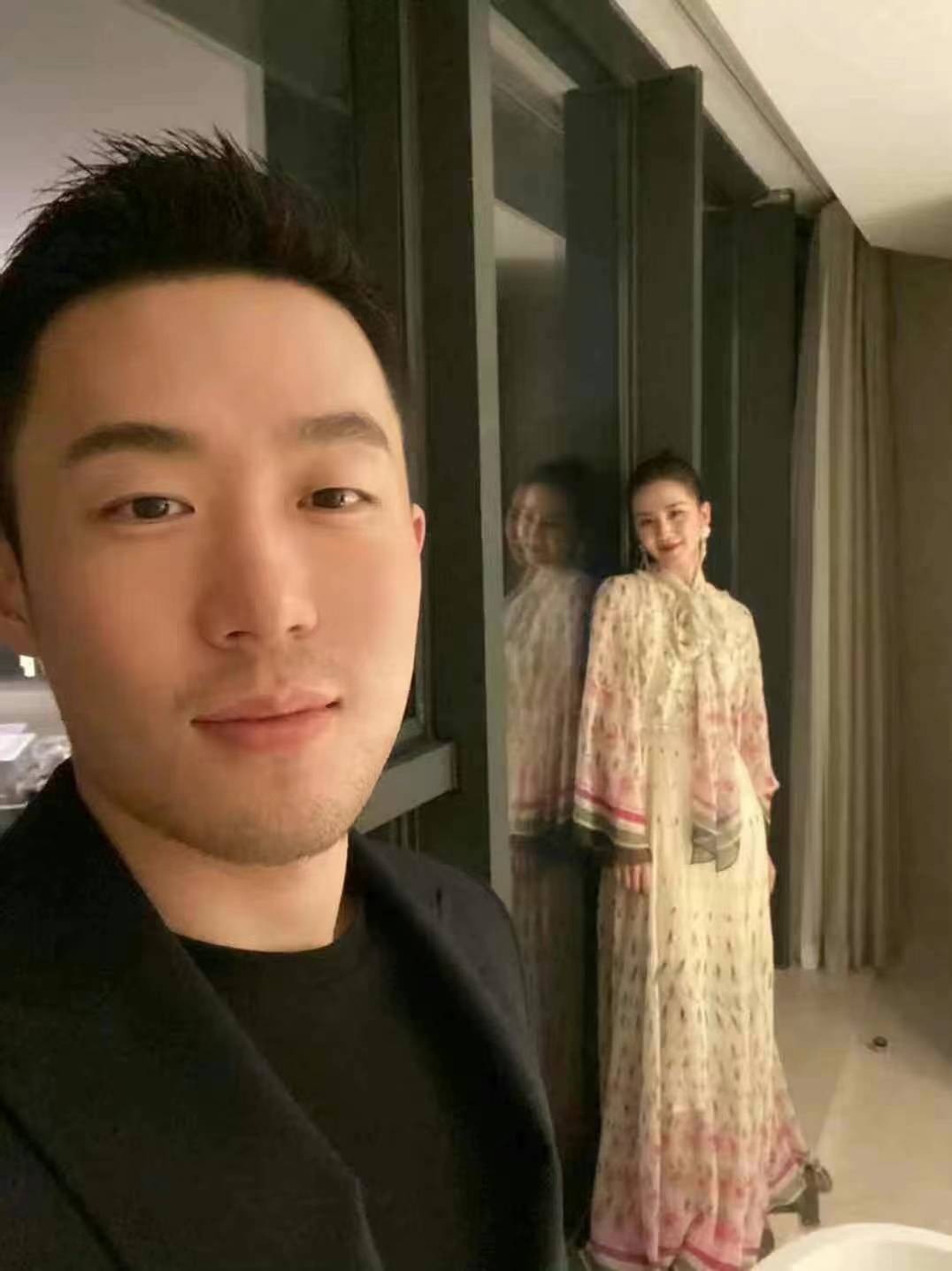 谷爱凌复古晚礼服太惊艳了！背后的经纪人竟是大雷哥