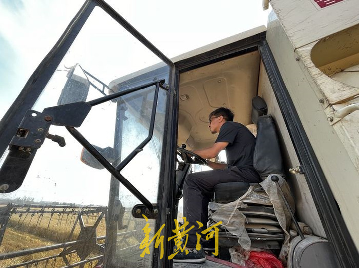 山村農(nóng)機(jī)手：收割機(jī)里裝上掛式空調(diào)，兩分地麥子也單獨(dú)收