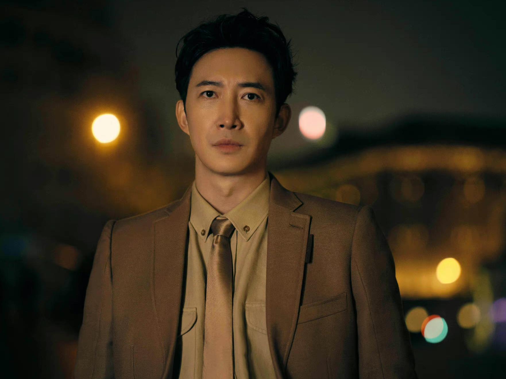 年轻时“平平无奇”，中年后魅力大增，这4位男演员越老越吃香