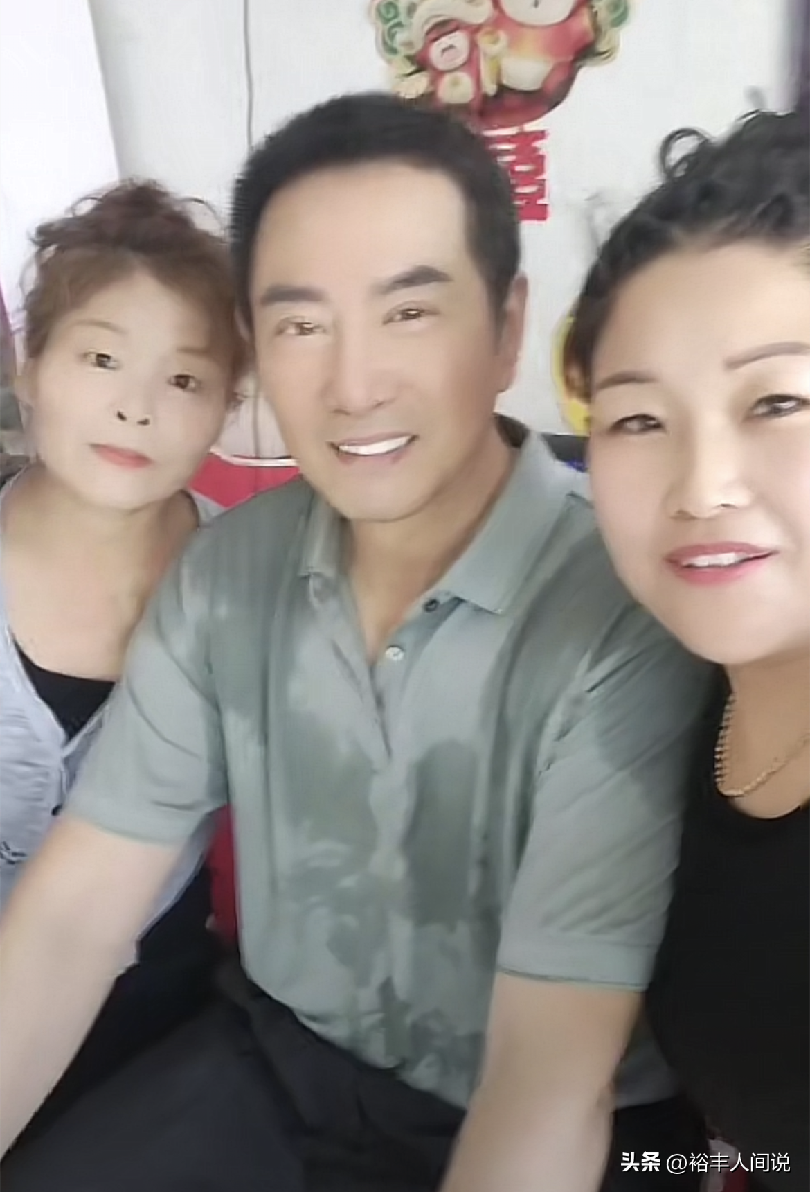 51岁姚刚现身小理发店！满脸堆笑T恤湿透，“赖”着不走蹭空调