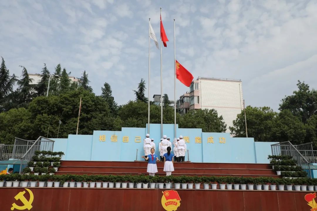 成都市双流区棠湖小学举行“交通安全主题”升旗仪式