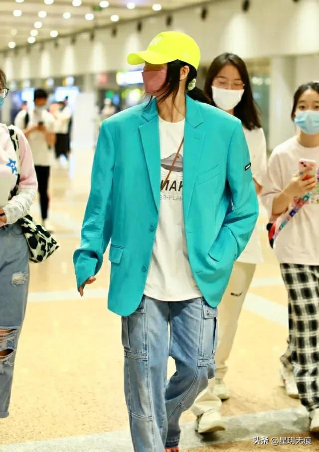 谭维维戴荧光色棒球帽穿孔雀蓝外套出行 艳丽惹眼星范足