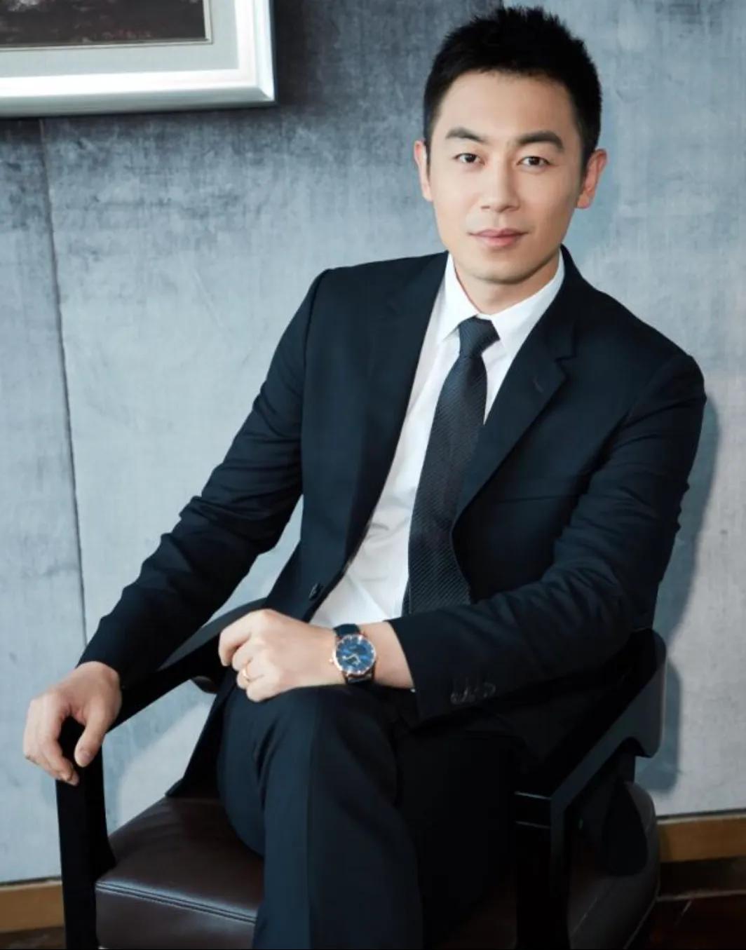 朱亚文的两段情：和初恋潘禹彤相恋九年后，他缘何转身娶了沈佳妮