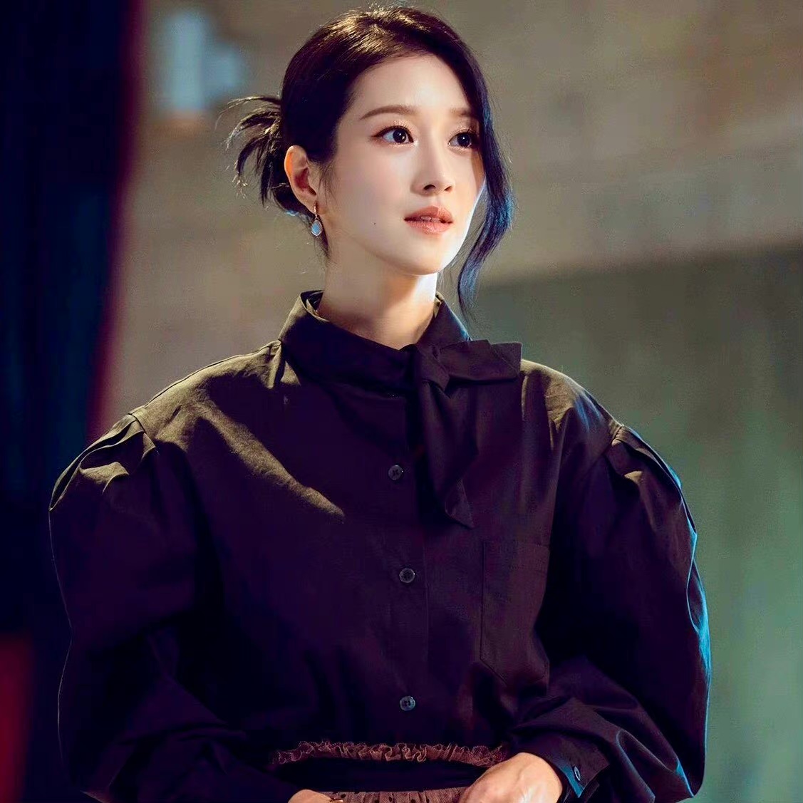 脸比手小,穿百万衣服勒出46cm寸腰!"疯批美人"徐睿知又惊艳了