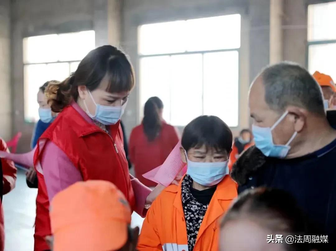 澧县人民医院开展“雷锋家乡学雷锋 关爱守护城市美容师”义诊活动