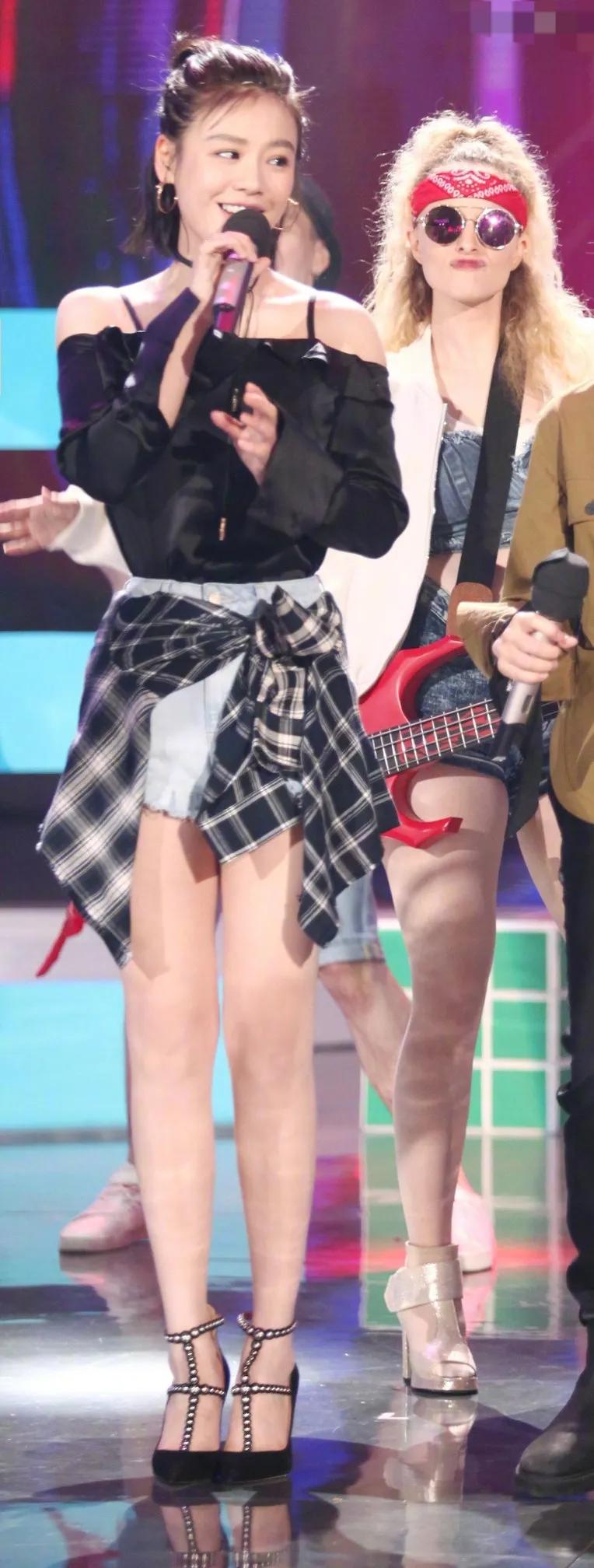 马思纯江疏影同穿牛仔短裤，感觉马思纯更随性、自然