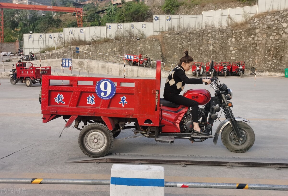 明确了，电动车、摩托车、三轮车、低速四轮车上牌、考驾照的条件