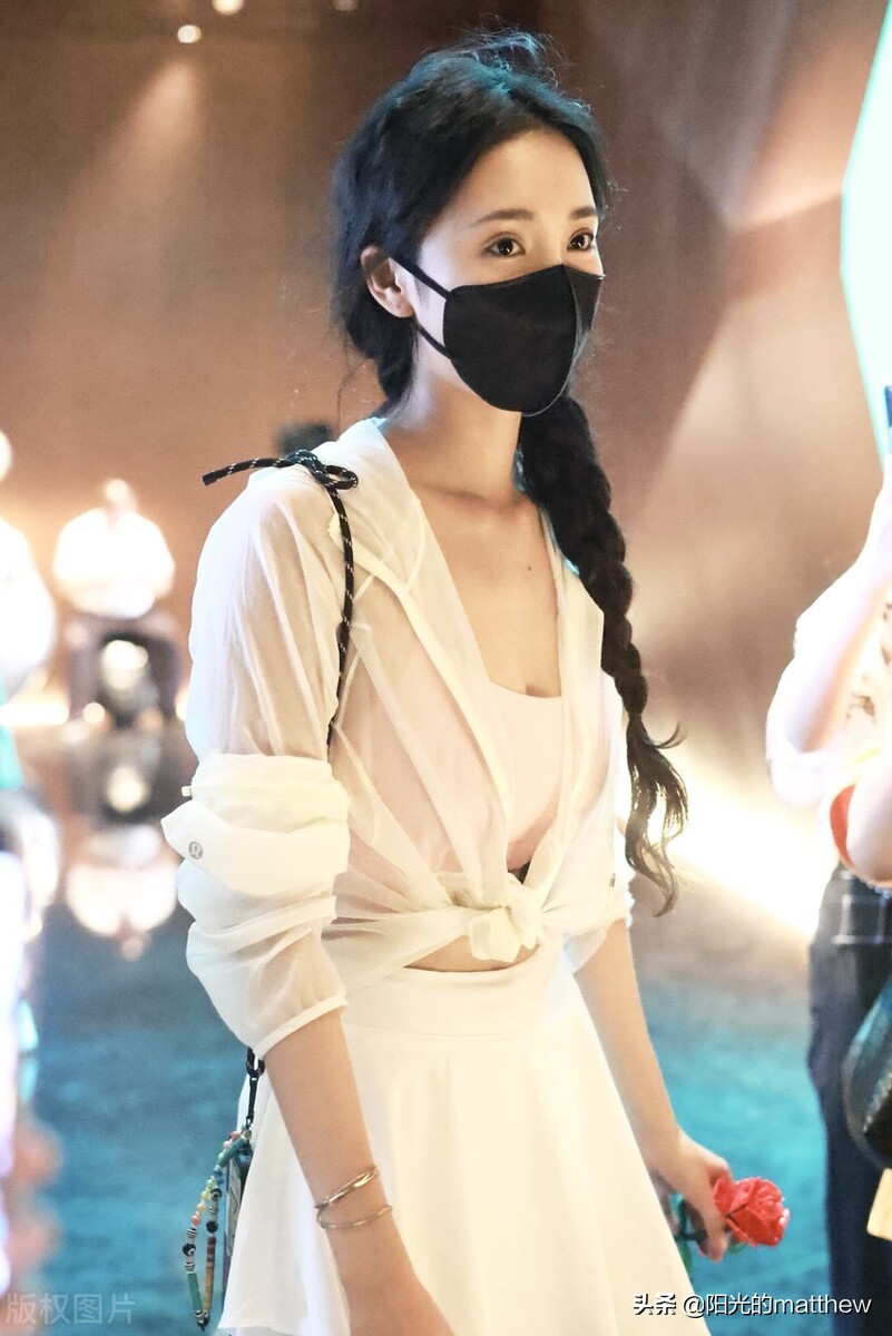 街拍：王紫璇肩挎手机斜扎麻花辫如邻家小妹