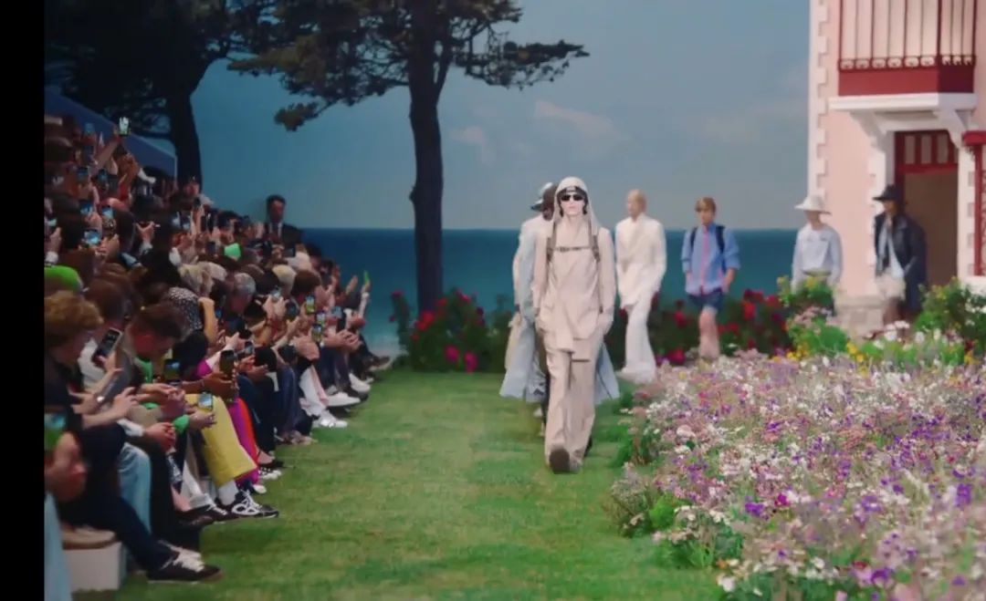 Dior 2023春夏男装发布秀，以花为名的跨时空对话