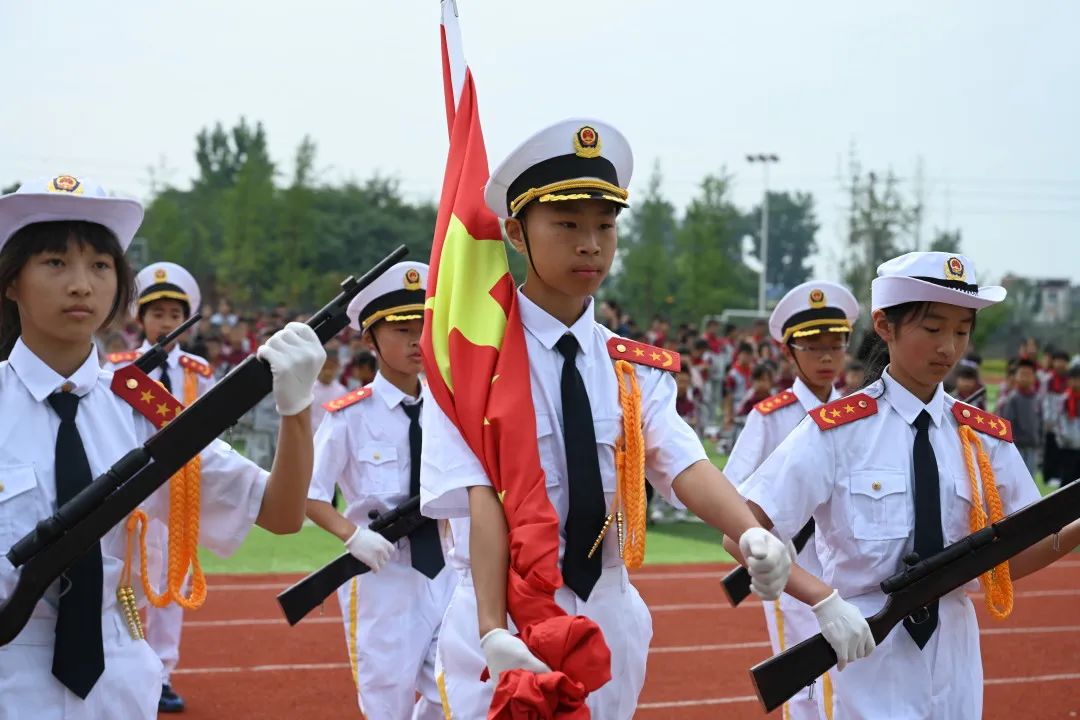 点亮心灵之灯 照亮人生之路｜新兴中学附属小学举行主题升旗仪式