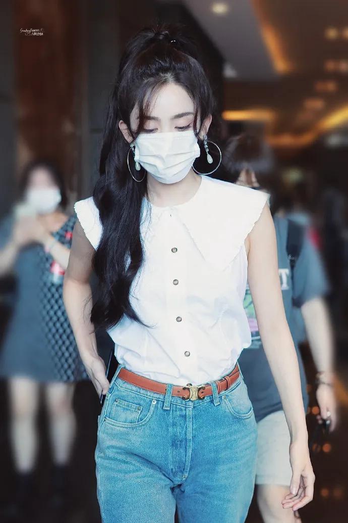 娜扎近日私服二则，拿捏住了甜美淑女风和酷酷休闲范儿！​​​