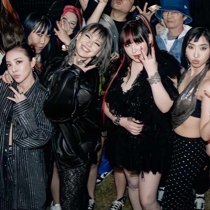 2NE1朴春，最新自拍都快认不出来了