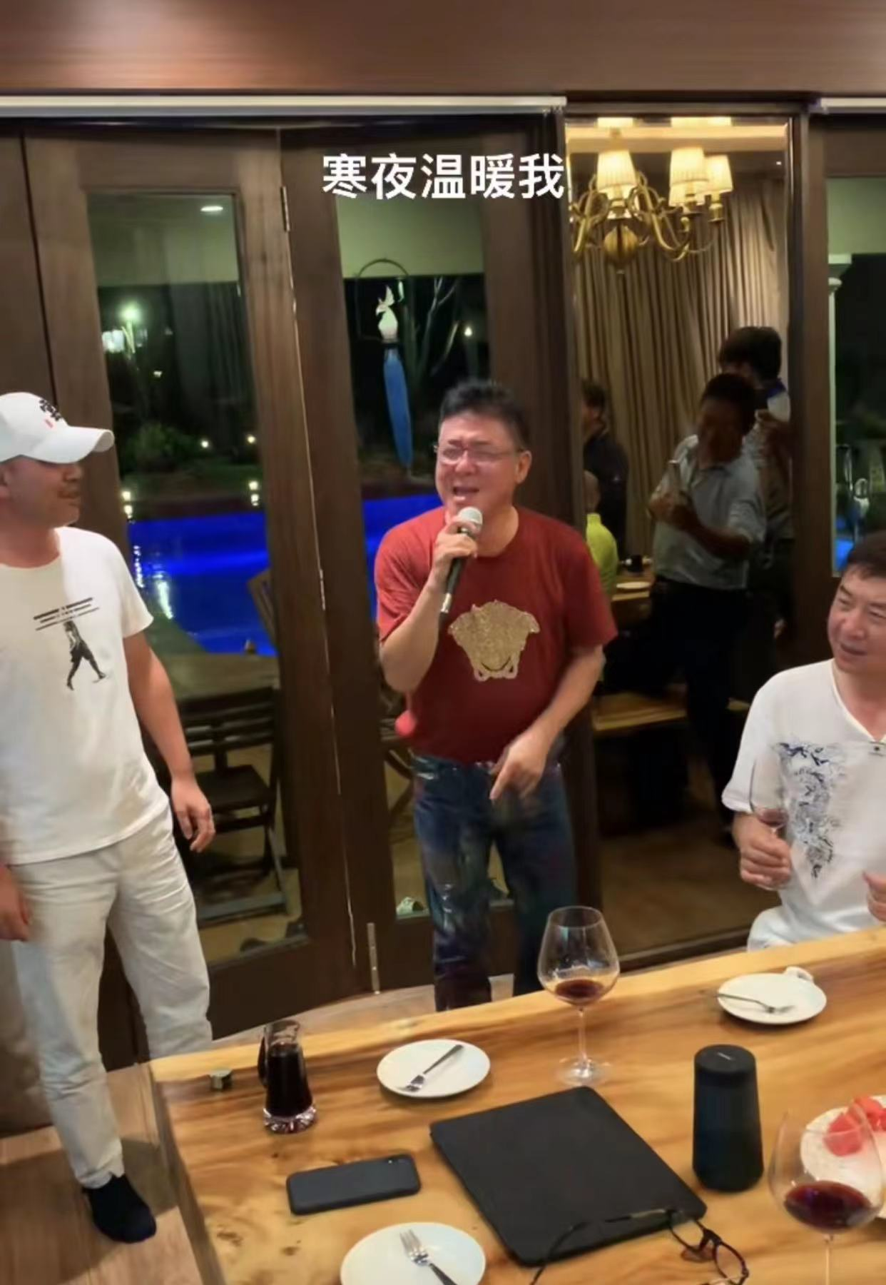 63岁姜育恒豪宅宴客，穿4000多T恤喝得满脸通红，身材发福认不出