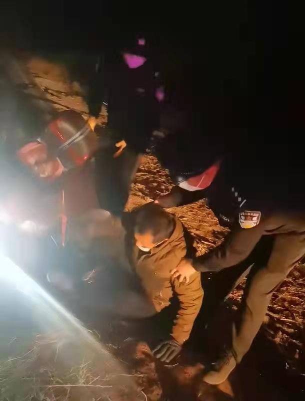 西安市公安局临潼分局北田派出所：民警巡逻途中遇老人骑车摔伤紧急送医
