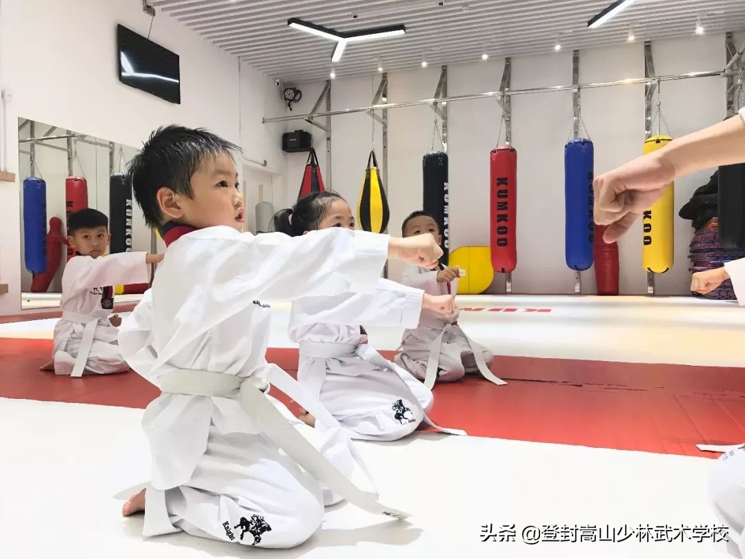 嵩山少林武术学校：召开2021年下半学期总结表彰大会