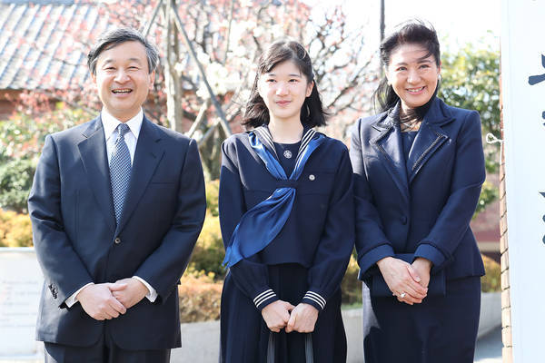 日本天皇独生女生日超穷酸？被网暴“最丑公主”，只能戴二手王冠