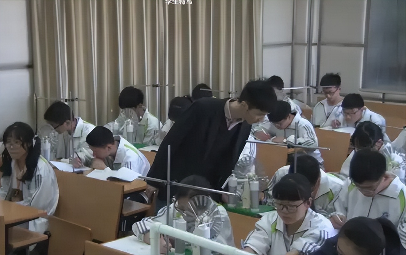 2022高考各省预估人数出炉，几家欢喜几家愁，河南又连续蝉联榜首