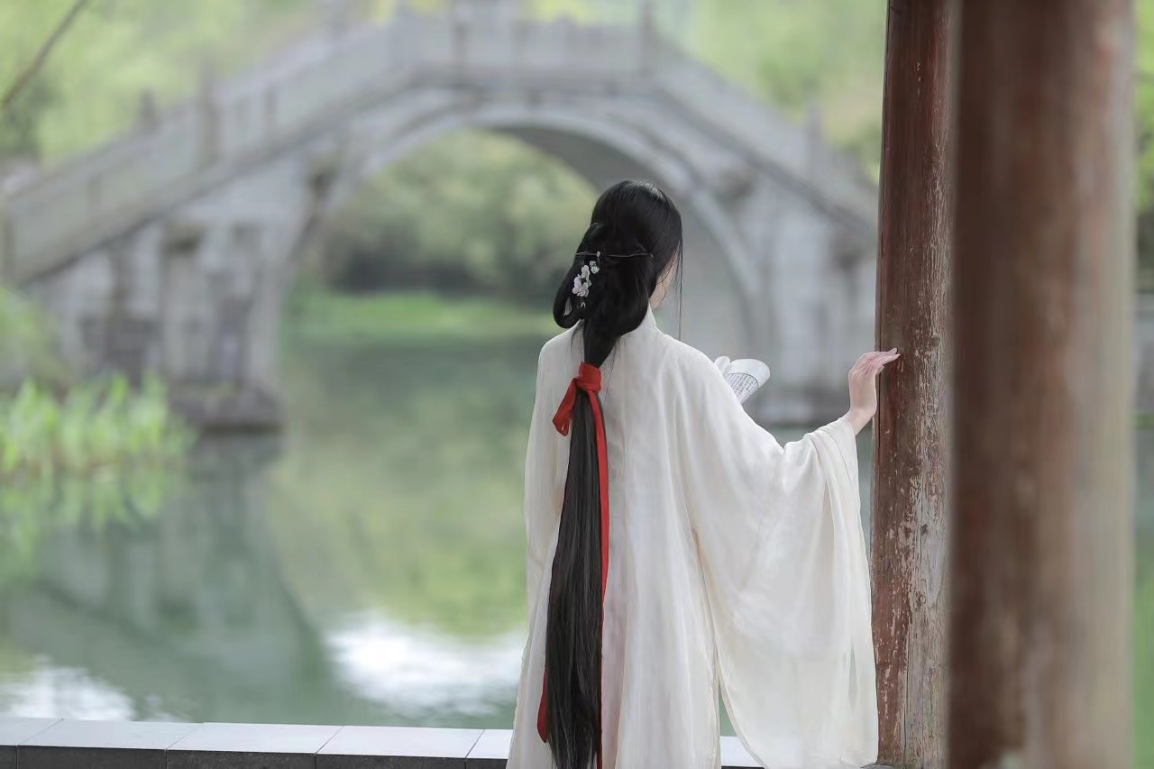 520特集-关于爱情遗憾唯美诗词：又是一年情意时，旧人可曾倚身旁