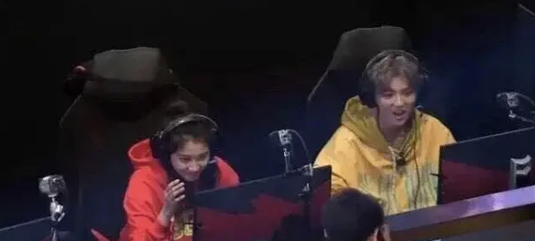 明星亲密被偷拍：马思纯捧脸亲吻，周冬雨忘拉窗帘，袁泉夏雨温馨