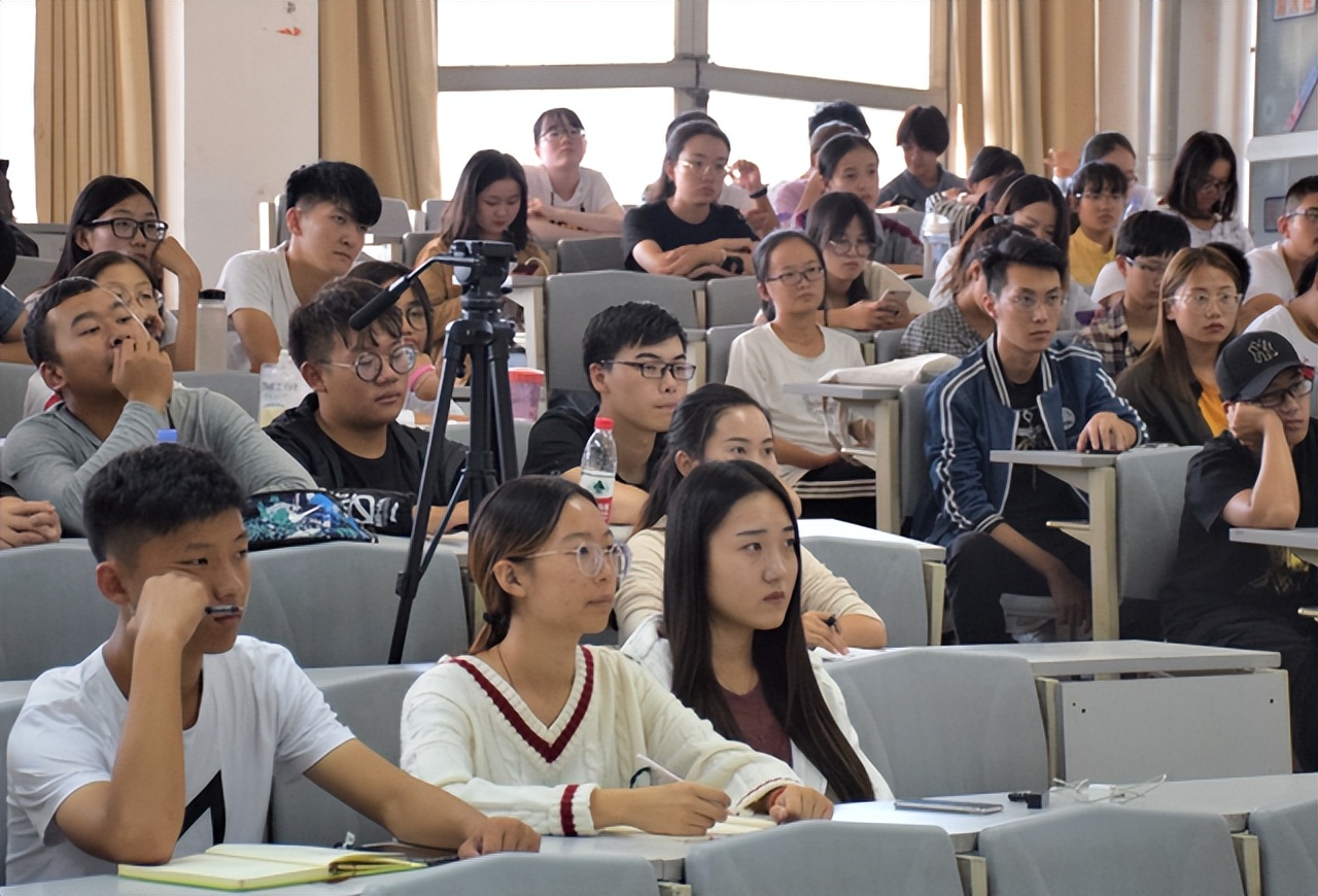 家长劝告儿子：“尽量在大学时找到对象”，原因是赤裸裸的现实