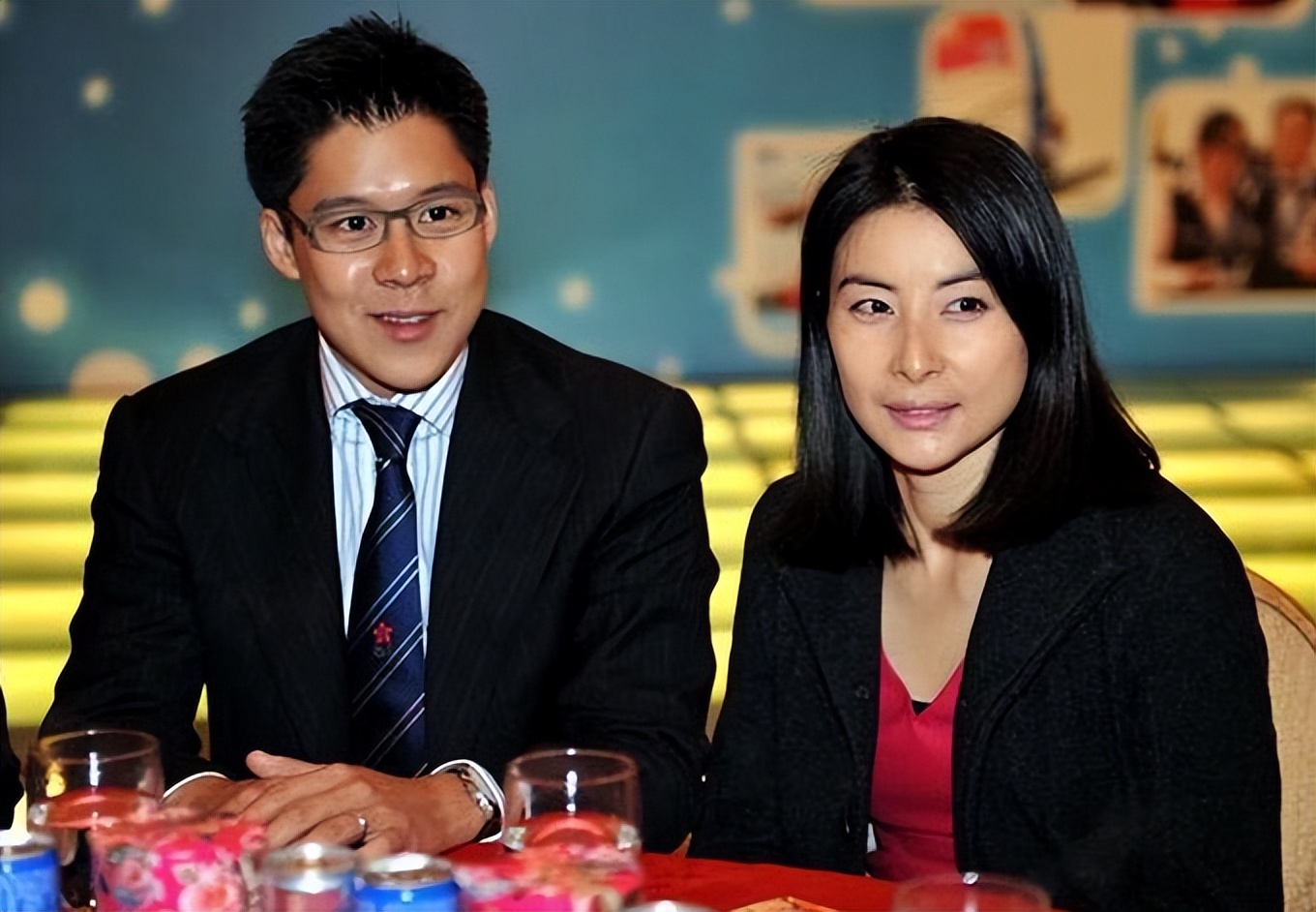 知名女星开演唱会！霍启山现身支持穿西装帅气十足，39岁单身多年