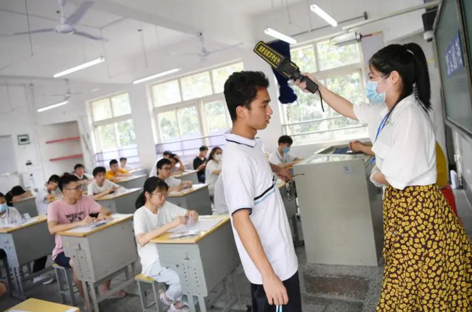 班主任表示，学生参加高考时尽量别穿校服，尤其是成绩好的学生