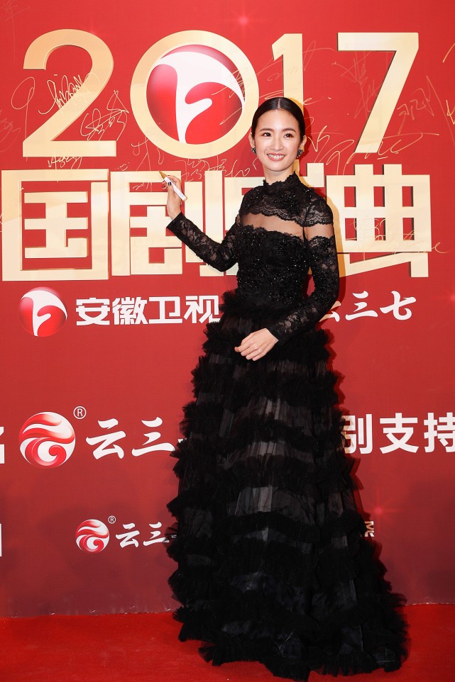 林依晨好高贵，一袭黑色蕾丝蛋糕长裙优雅动人，娃娃脸也能hold住