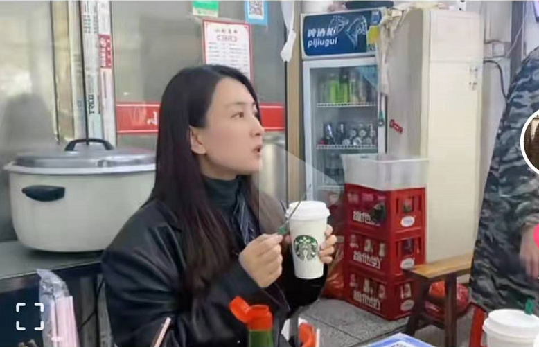 ������Ϸ��϶��ִ���·ۺ��޹˼ɣ���ֱ�С��ʳ���߱߳Գ�����