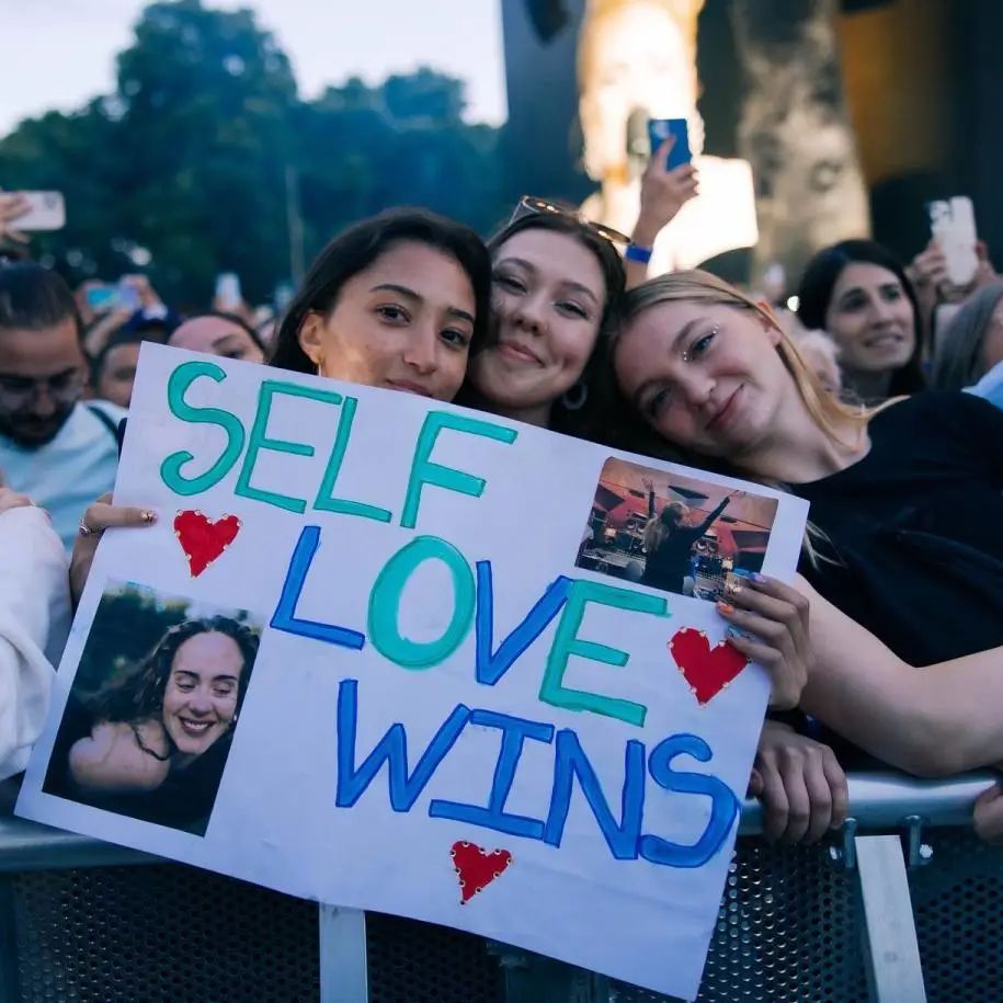 被“贴标签”也没改变她的想法，Adele这些年到底在坚持什么？