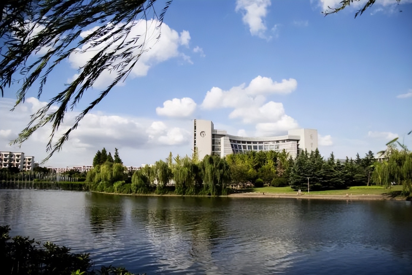 毕业生入职外交部、签约华为！上海大学硬核学院