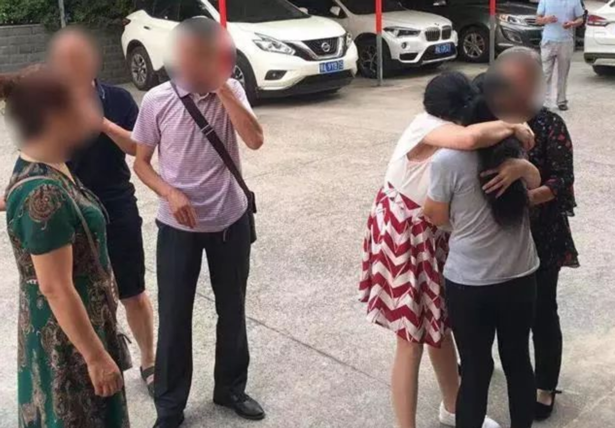 女大学生失踪12年后，她出现在母校废弃房……