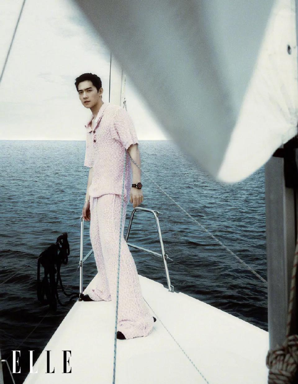 杨洋三登 X《ELLE》，优雅帅气，悠然自得感受海风拂面，心旷神怡