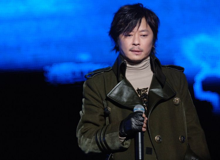 王杰退圈多年曝近照，戴耳环满头黑发宛如回春，久居国外生活惬意