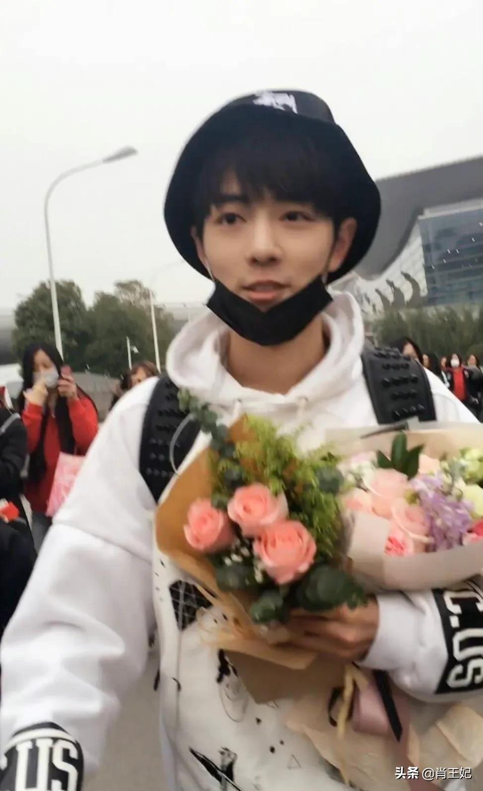 桃桃的一组生图,肖战的眼睛真好看,灵气逼人鲜花与少年绝配