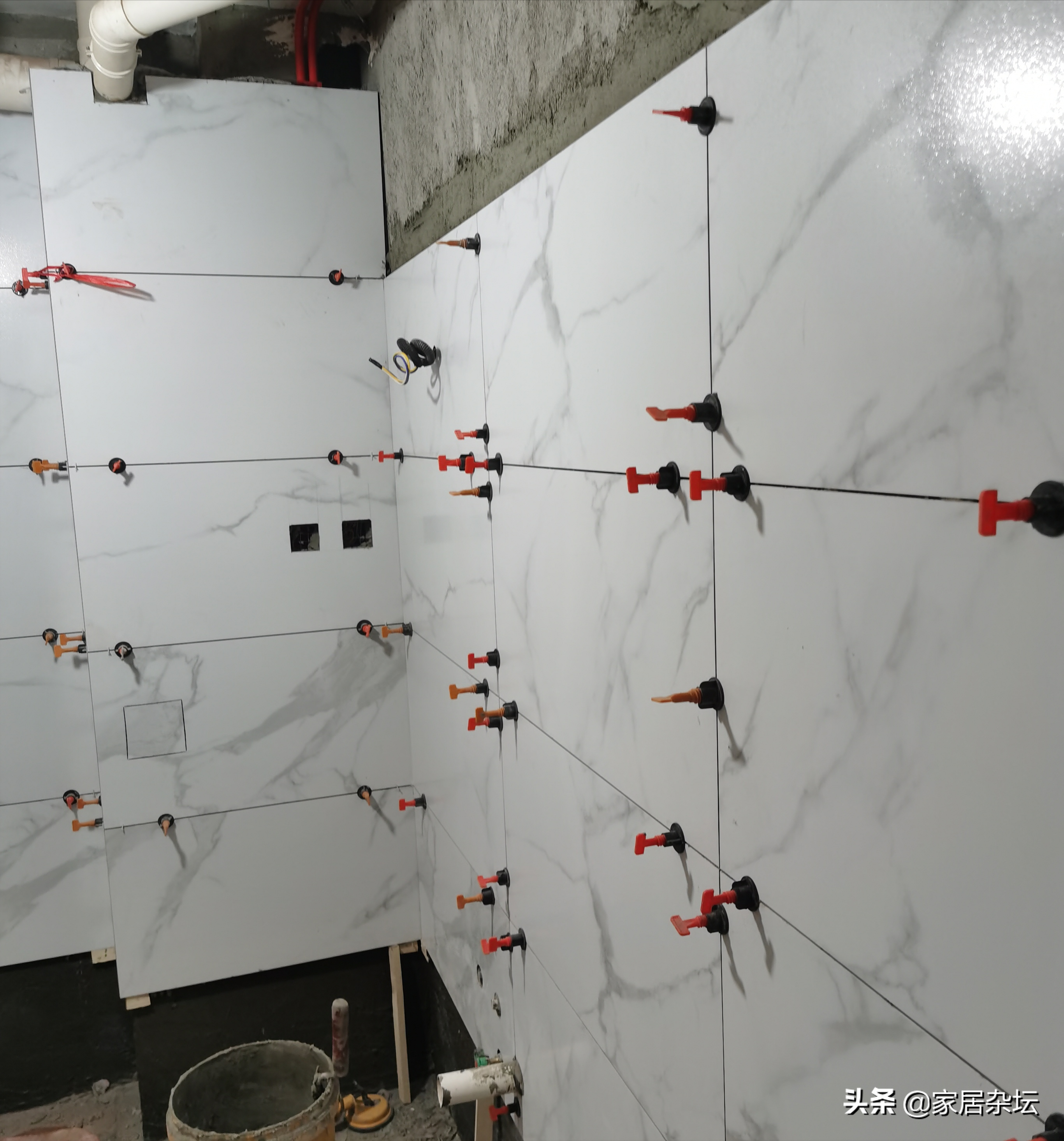 家里装修贴墙砖，担心瓷砖脱落，方法很重要，这3步要做对