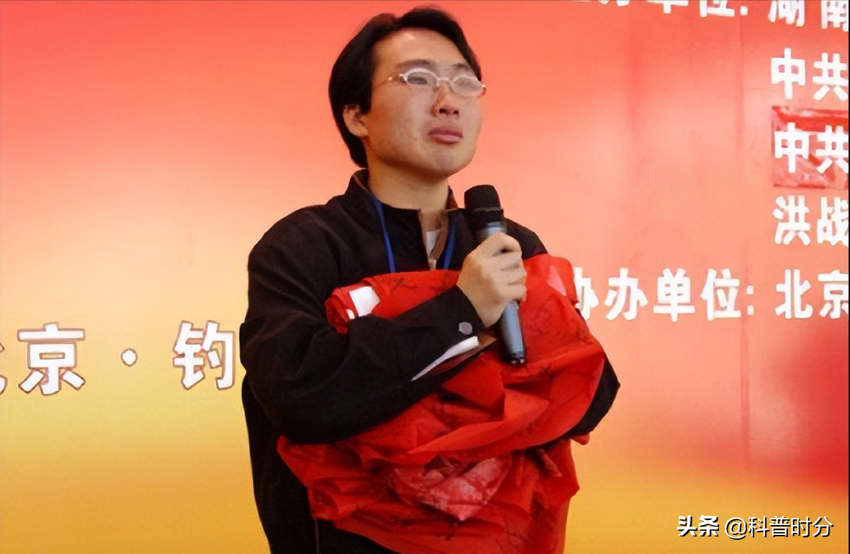 05年，农村小伙带着弃婴妹妹上大学，靠捡垃圾凑学费，如今怎样了