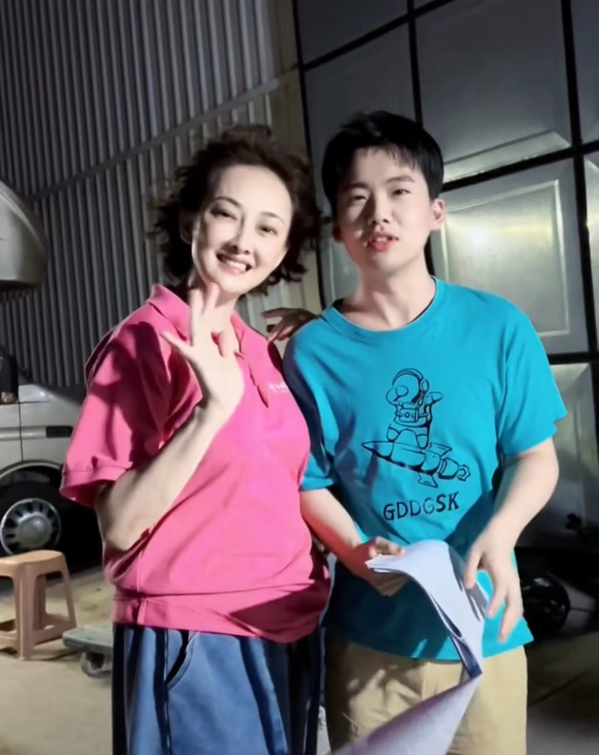 郭麒麟久违露面身形消瘦，神情疲惫面容憔悴，与牛莉搭肩关系亲密