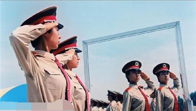 当年在阅兵仪式上“红遍中国”的双胞胎姐妹花，后来怎么样了？