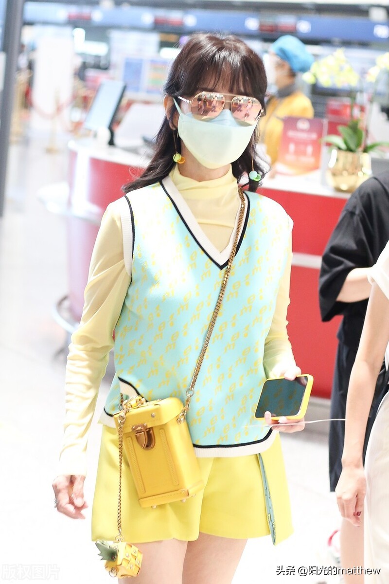 赵雅芝马甲搭黄色短裤现身机场，戴墨镜时尚艳丽