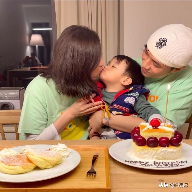 拍温馨全家福！太太生日古巨基首次亲手制作生日蛋糕、儿子则献吻
